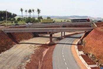 Mais de 80 mil pessoas por dia serão beneficiados com a liberação parcial do Contorno de Mandaguari. Mais de 80 mil pessoas por dia serão beneficiados com a liberação parcial do Contorno de Mandaguari.