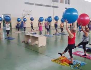 Cerca de 100 pessoas participam das aulas gratuitas de pilates. 