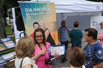 Travestis e transexuais podem usar seus nomes sociais em serviços de saúde no Paraná 