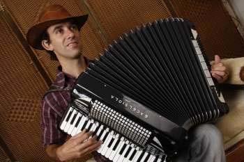 Acordeonista Luiz Corrêa abre Convite à Música 2015 