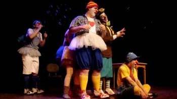 Espetáculo “Todos fomos Alunos” é atração no Teatro Barracão 