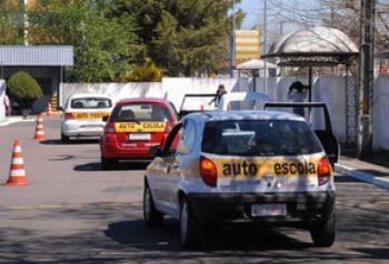 Detran e autoescolas trabalham para melhorar exames práticos de direção 