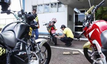 Mototáxi e motofrete passam por vistoria em Maringá Mototáxi e motofrete passam por vistoria em Maringá