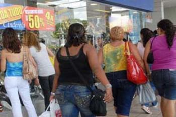 Comércio atende em horário especial até quarta-feira (23) 