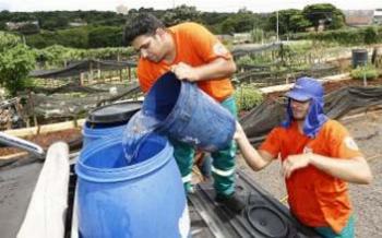 Servidores orientam população na distribuição de água nos poços artesianos Servidores orientam população na distribuição de água nos poços artesianos