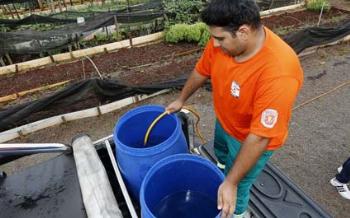 Comunidade recebe orientações sobre armazenamento de água, que merece cuidados contra dengue 