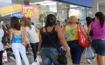 Comércio de rua funciona em horário especial neste sábado (6) 