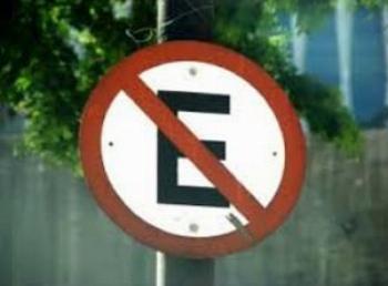 Estacionar em local proibido pode gerar colisões fatais 