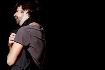 Espetáculo "Identidade (...) - um solo de Vinícius Piedade" é atração no Teatro Barracão 