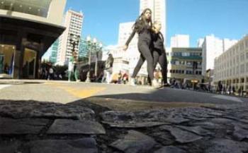 Pedestre tem preferência no trânsito mesmo fora da faixa 