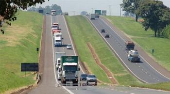 Polícia Militar intensifica policiamento para fiscalizar uso dos faróis Polícia Militar intensifica policiamento para fiscalizar uso dos faróis