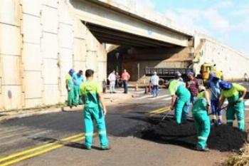 Pontilhão da avenida Alziro Zarur recebe obras de sinalização e acessibilidade Pontilhão da avenida Alziro Zarur recebe obras de sinalização e acessibilidade