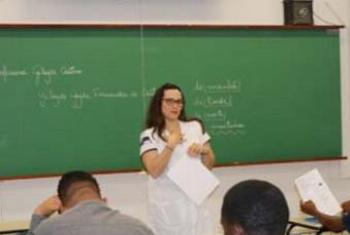 Estrangeiros recebem aula de português para facilitar a adaptação ao Brasil 