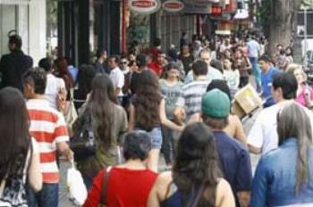 Em dezembro, comércio de rua terá horário especial de funcionamento 