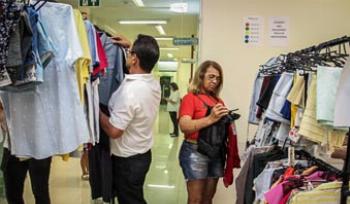 Bazar de roupas tem renda revertida em prol do HU 