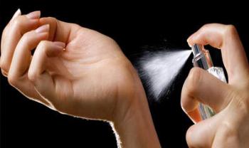 Usar perfume na praia pode manchar a pele: mito ou verdade? 