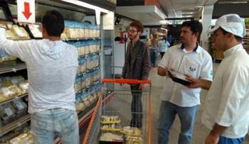 Procon e Ipem fiscalizam peso e excesso de gelo nos pescados Procon e Ipem fiscalizam peso e excesso de gelo nos pescados