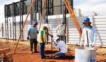 Prefeitura faz nova sondagem no terreno para retomar obras 