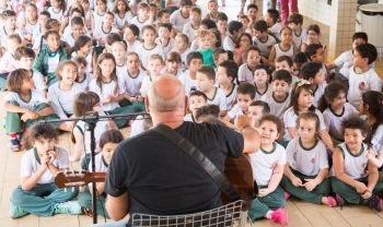 Femucic nas escolas difunde música para alunos 