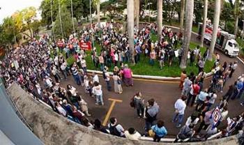 Ato público em defesa da instituição reúne centenas de manifestantes 