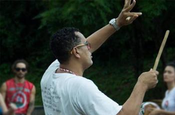 Mestres da cultura popular e grupos de maracatu paranaenses apresentam-se em Maringá 
