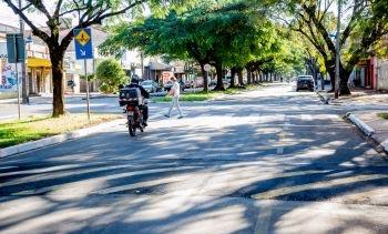 Redutores de velocidade são instalados na avenida Alexandre Rasgulaeff 
