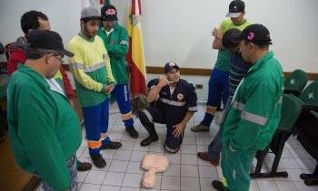 Samu capacita servidores da coleta de lixo em primeiros socorros 