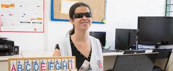 Professora supera deficiência e ensina alunos especiais 