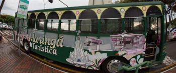 Trenzinhos e jardineira realizam tour natalino pela cidade 