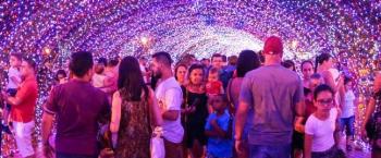 Túnel de luz e caixas de presente funcionarão até domingo (28) Túnel de luz e caixas de presente funcionarão até domingo (28)