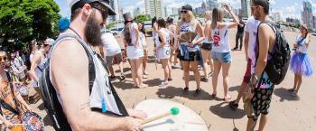 Carnaval de rua com blocos, bandas, trio elétrico e segurança 