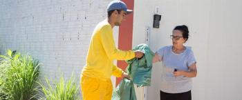 Semusp entrega sacos biodegradáveis e orienta comunidade para reciclagem 