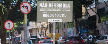Diretoria de Política sobre Drogas atualiza placas “Não dê esmolas” 
