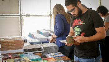 Feira do Livro na UEM terá desconto de 50%, além de brindes 