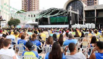 Telão na Vila Olímpica exibe seleção brasileira rumo ao hexa 