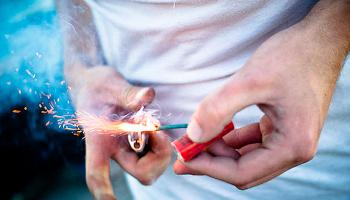 Saúde avisa sobre risco de acidentes com fogos de artifício Saúde avisa sobre risco de acidentes com fogos de artifício