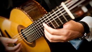 UEM oferece curso de violão, violino e viola 