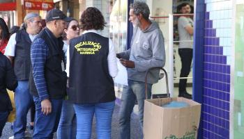Antes de autuar e apreender mercadorias, fiscalização orienta ambulantes 