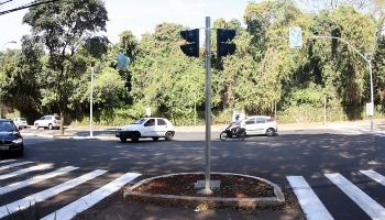 Semáforos e investimento na sinalização contribuem para segurança e trafegabilidade 
