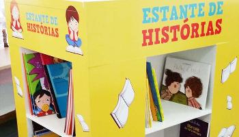 Escolas recebem estantes com 100 livros 
