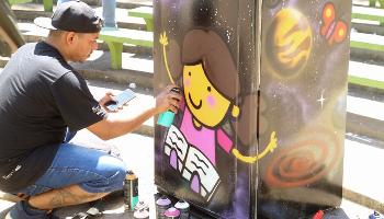 Geladeiras inservíveis ganham novos significados por meio da arte 