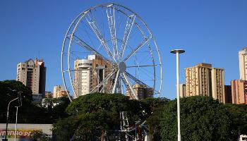 Roda gigante compõe a paisagem do centro de Maringá Roda gigante compõe a paisagem do centro de Maringá