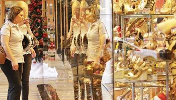 23% dos trabalhadores devem usar o 13º salário com presentes de natal 