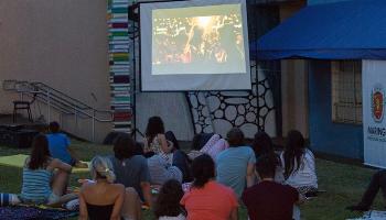 Projeto ′Cinema a Céu Aberto′ retoma com filme de animação na praça 