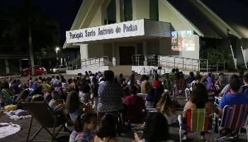 A Vida é uma Festa; levou mais de 200 pessoas ao ′Cinema a Céu Aberto′ 