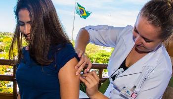 Vai pular Carnaval? Lembre-se de manter a vacinação em dia 