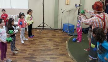 Curso gratuito ensina artes circenses para crianças 