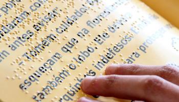 Nova tecnologia de livros em Braille e tinta amplia a educação inclusiva no país 