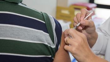 Idosos, professores e trabalhadores da saúde já podem se vacinar contra a gripe 