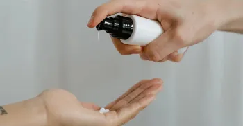Anvisa suspende comercialização e uso de cosméticos para pele e cabelo 